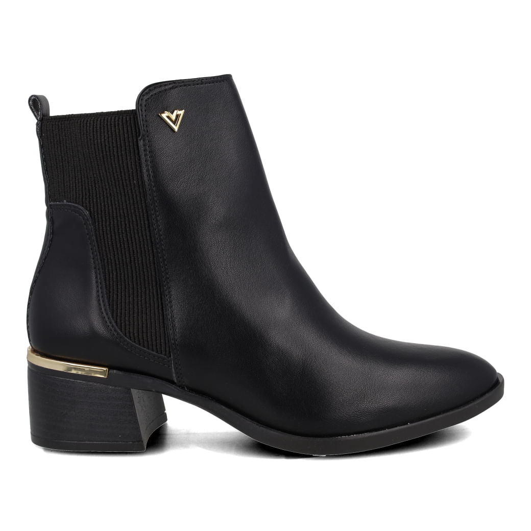 Bota feminina preta Via Marte com cano curto, bico arredondado e detalhes em costura, vista lateral com fechamento em elástico.